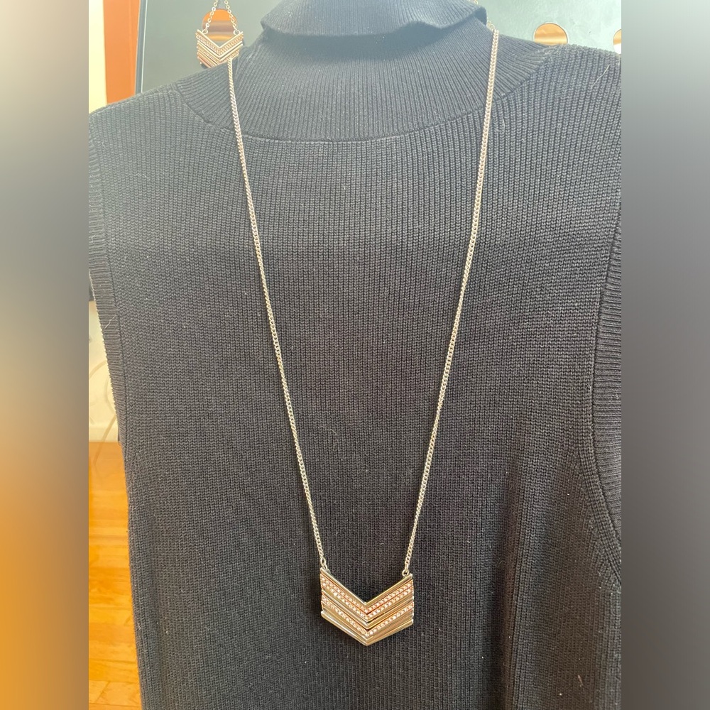 Guess necklace & earrings set